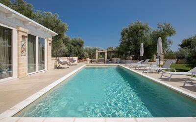 Terra Mater: all'aperto, Esterni, Piscina