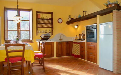 La Vinca: Dining Room, Kitchen