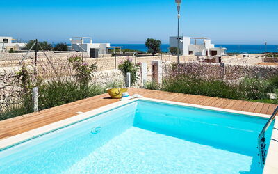 Villa Pachino: Outdoor, Pool