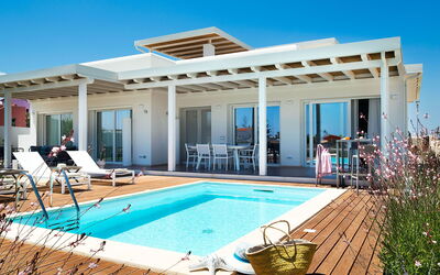 Villa Pachino: Outdoor, Pool