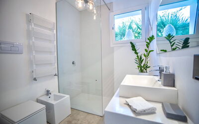 Terrasini Luxury Villa: Bathroom