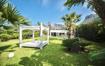 Terrasini Luxury Villa: Garden, Outdoor