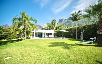 Terrasini Luxury Villa: Garden, Outdoor