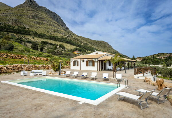 Villa Alcamo: Outdoor, Pool, Scenic View