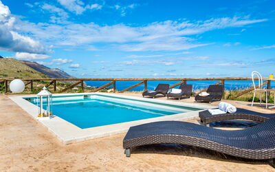 Villa Azzurra: Outdoor, Pool