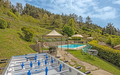 La Montana: Garden and swimming pool