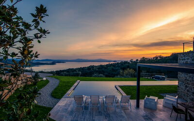 Villa Paradise: Outdoor view and swimming pool