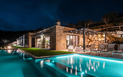 Villa Paradise: Outdoor view and swimming pool