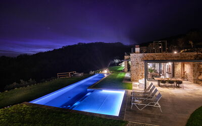 Villa Paradise: Outdoor view and swimming pool