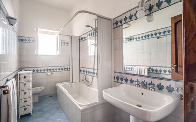 Villa Seaview with Private Garden and Pool: Automne, Été, Hiver, Printemps, Salle de bain