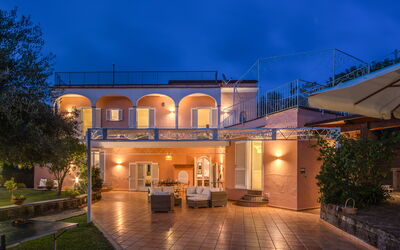 Villa Seaview with Private Garden and Pool: Automne, Entrée principale, Été, Extérieurs, Hiver, Printemps