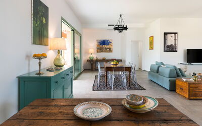 Cavial: Dining Room, Living Room