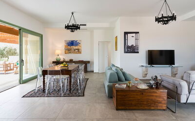 Cavial: Dining Room, Living Room