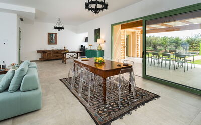 Cavial: Dining Room, Living Room