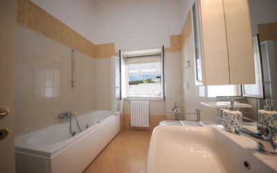 Villa Azzurra Seaview in Monopoli, Puglia: Automne, Été, Printemps, Salle de bain