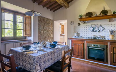 La Palazzina, Private Home and Pool, Siena: Autunno, Cucina, Estate, Primavera