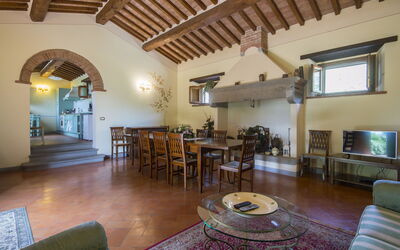 Villa Il Sasso: Dining room and living room
