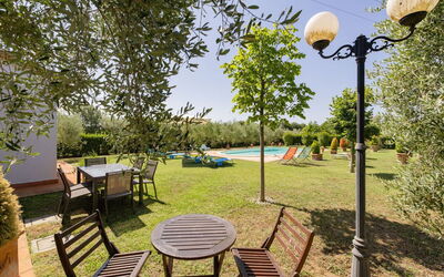 Villa Merida: Balkon / terras / patio, Buitenkanten, Buitenshuis, Tuin, zwembad