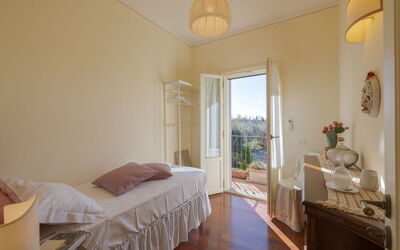 Villa Merida: Balkon / terras / patio, Keer bekeken, slaapkamer