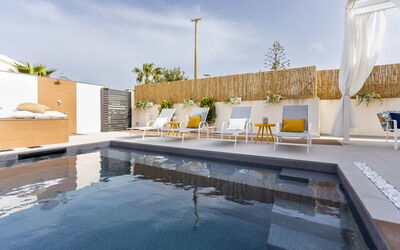 Villa Vitara: Buitenshuis, Tuin, zwembad