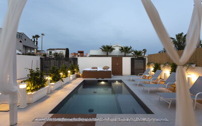 Villa Vitara: Buitenshuis, Tuin, zwembad