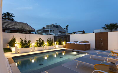 Villa Vitara: Buitenshuis, Tuin, zwembad