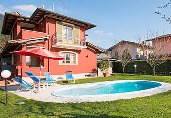 Villa Camaiore: Buitenshuis, Tuin, zwembad