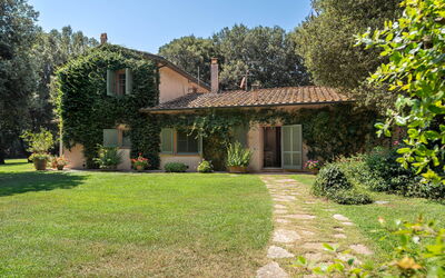 Casale Rosa: Building Exterior