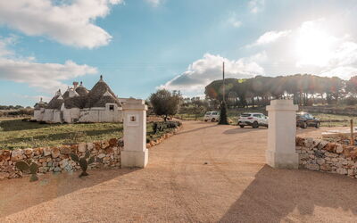 Masseria le Monache: Entrata Principale, Primavera