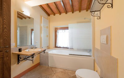 Villa Montecarulli: Automne, Été, Printemps, Salle de bain
