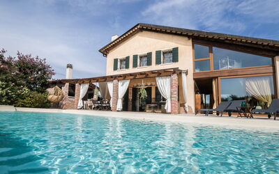 Villa Tania, Pool, Garden, Wifi, Jesolo: Autunno, Estate, Piscina, Primavera