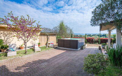 Borgo House in Florentine Hills with Pool: Autunno, Estate, Piscina, Primavera