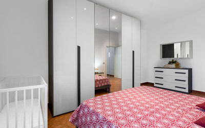 Borgo House in Florentine Hills with Pool: Autunno, Camera da letto, Estate, Primavera