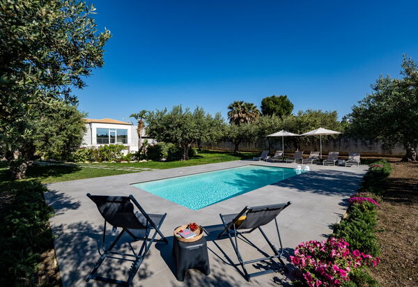 Villa Virginia: Buitenkanten, Buitenshuis, zwembad