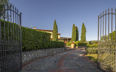 Villa Alessia Luxury: Automne, Entrée principale, Été, Printemps