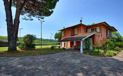 Villa Adriana: Buitenkanten, Buitenshuis