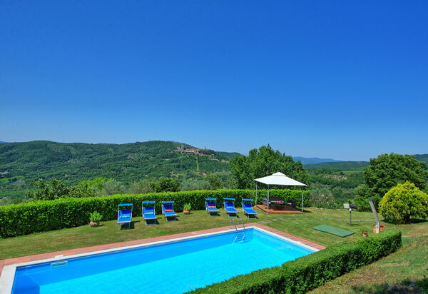 Villa Dorata: Pool, Scenic View