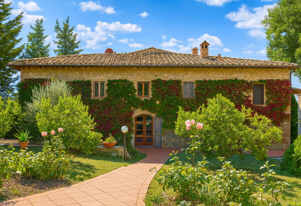 La Novellina – Private Pool Villa in Chianti, Tusc: Novellina  family villa Chianti Tuscany  – Exterior View on Arrival