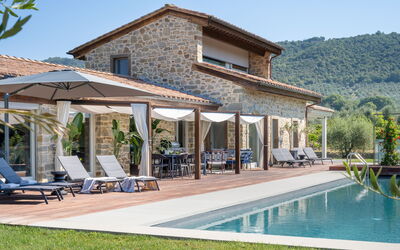 Villa Lilli & Spa: Garden and swimming pool view