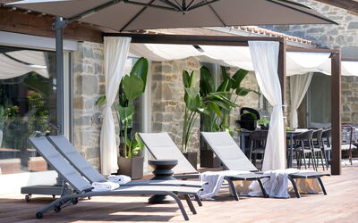 Villa Lilli & Spa: Swimming pool deckchairs