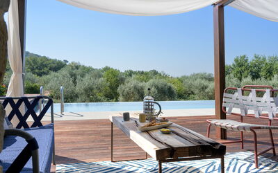 Villa Lilli & Spa: Swimming pool and deckchairs