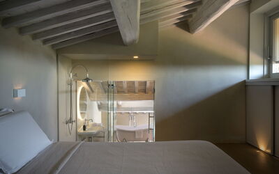 Villa Lilli: Double bedroom and bathroom
