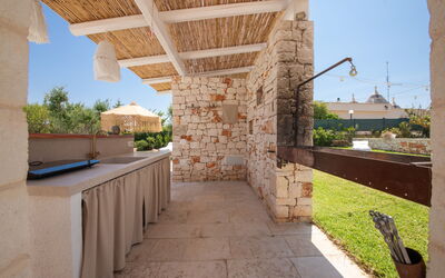 Trulli Valle D'Itria - Martina Franca: Balkon / terras / patio, Buitenkanten, Buitenshuis, Herfst, Keuken, Lente, Tuin, Winter, Zomer