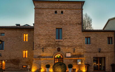 Relais Villa Mirandola: Autunno, Entrata Principale, Estate, Primavera
