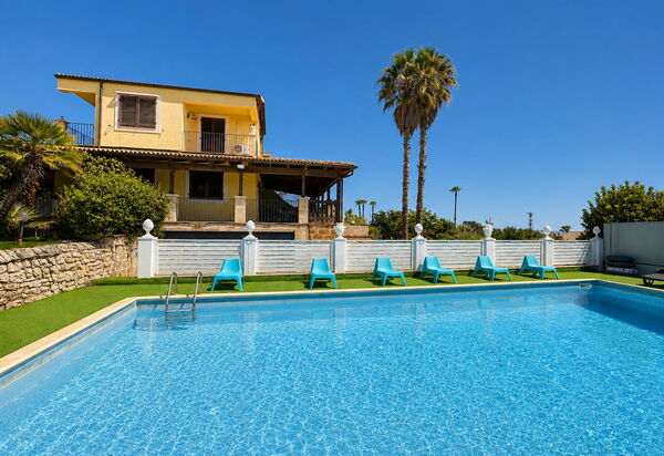 Villa Patrizia: Autumn, Garden, Pool, Spring, Summer