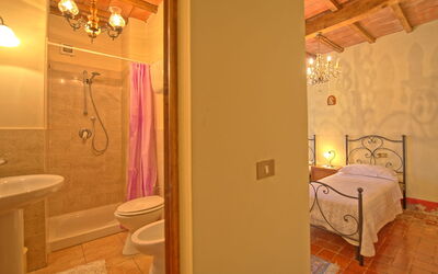 Villa Betulla: chambre à coucher, Salle de bain