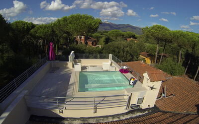 Villa Modiano: bassin, Extérieur