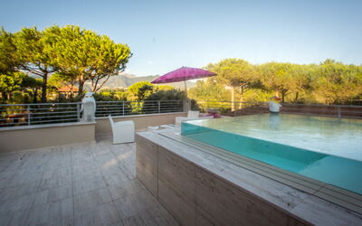 Villa Modiano: bassin, Extérieur