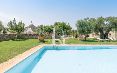Favola dei Trulli: Trullo La Scaletta - Outside with shared pool