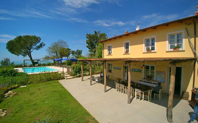 Casa Sergi: Extérieur, Extérieurs